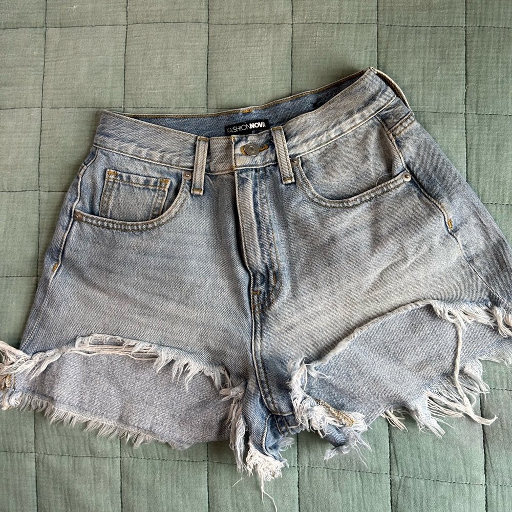 CURVY friendly booty shorts. fashion nova size S/M light wash distressed